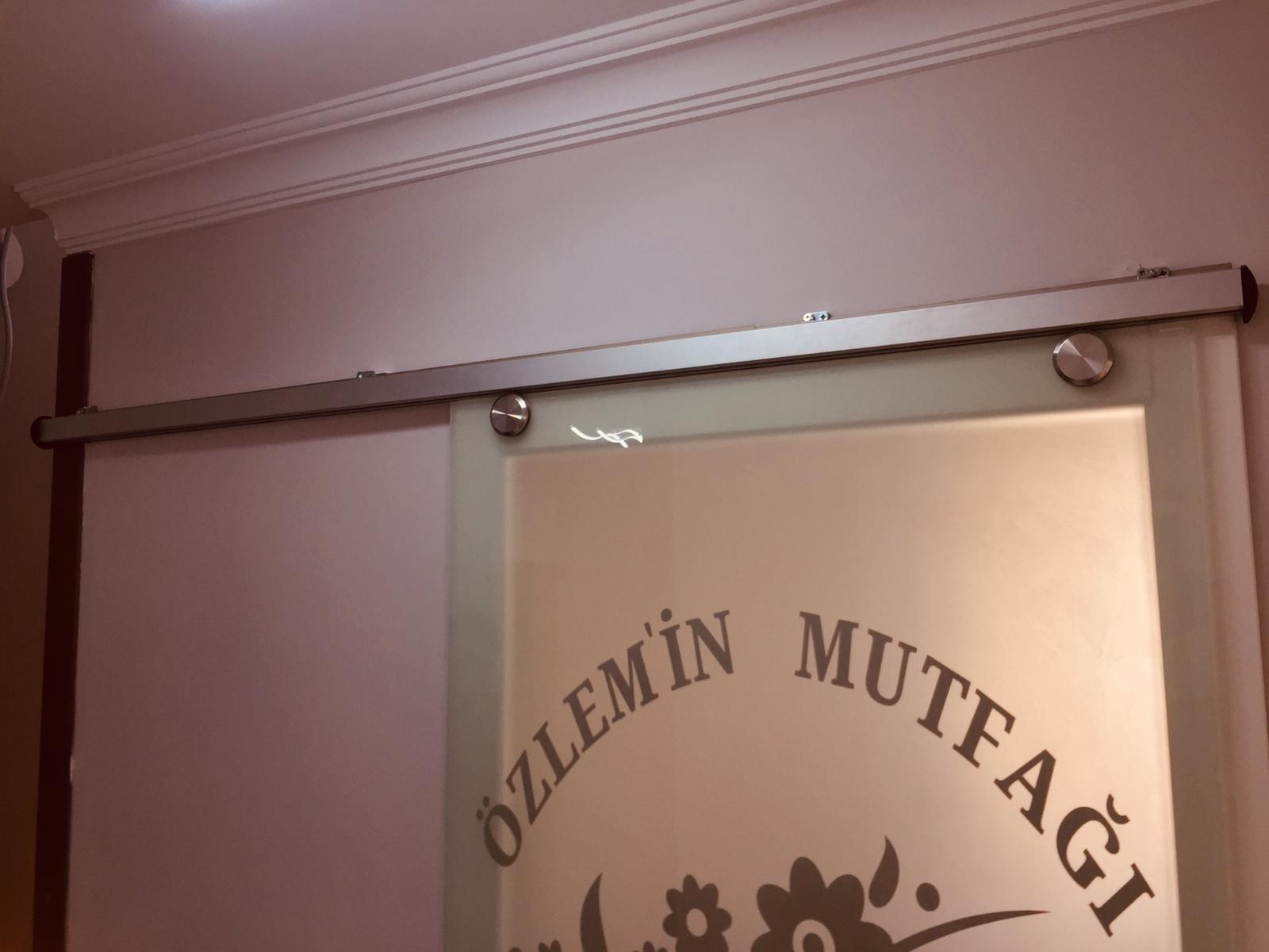 ÖZKAN BEY TÜRÖZÜ - SÜRGÜLÜ CAM KAPI